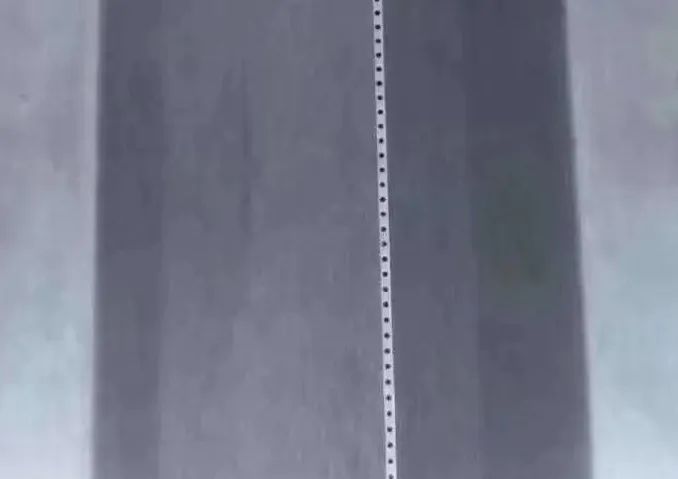 熔噴布上的微孔.jpg 熔噴布上的微孔.jpg